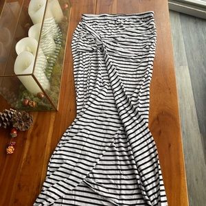 Maxi skirt with a slit on the side